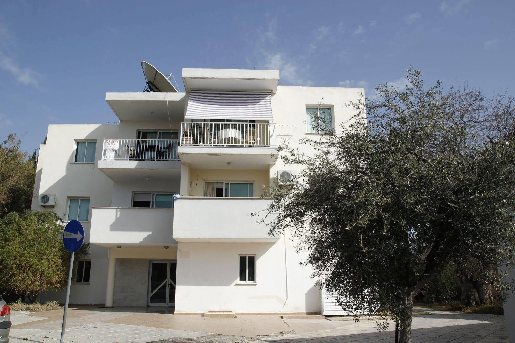 Faneromeni Court Apartment Paphos Bagian luar foto